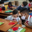 Los estudiantes que usan máscaras como medida de precaución en medio de la propagación del COVID-19 asisten a su primer día de clases después de meses sin clases presenciales en La Habana, Cuba, el lunes 8 de noviembre de 2021. A medida que Cuba se acerca a la fecha anunciada de NOV. 15 para la reapertura de todo el país al mundo, lograr que los niños regresen a la escuela es una de sus prioridades. Foto AP / Ramón Espinosa