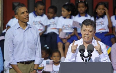 El presidente de Estados Unidos, Barack Obama (i), escucha a su homólogo de Colombia, Juan Manuel Santos (d), en una ceremonia de entrega de títulos de tierras a la comunidad de San Basilio de Palenque, el pueblo negro más antiguo de América, y a los habitantes del pueblo pesquero de La Boquilla, en Cartagena