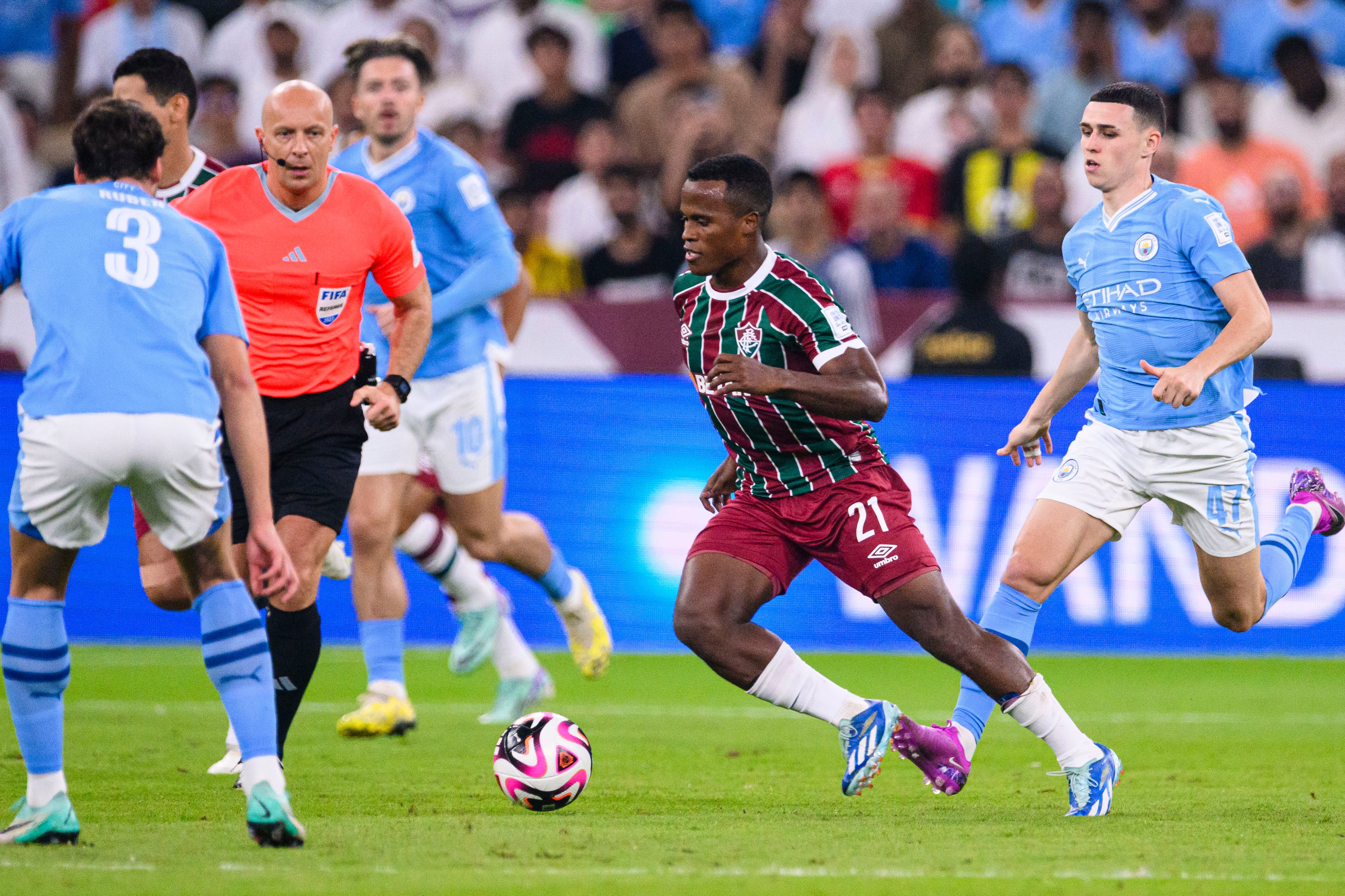 JEDDAH, SAUDI ARABIA - DECEMBER 22: Jhon Arias of Fluminense (R) runs with the ball during the FIFA Club World Cup Final match between Manchester City and Fluminense at King Abdullah Sports City on December 22, 2023 in Jeddah, Saudi Arabia. (Photo by Marcio Machado/Eurasia Sport Images/Getty Images)