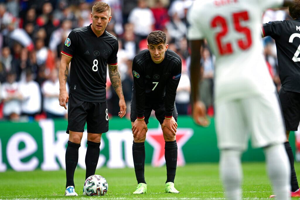 Pieza fundamental para el seleccionador saliente Joachim Low en la obtención del Mundial, Kroos debutó con el equipo nacional en 2010 a la edad de 20 años.