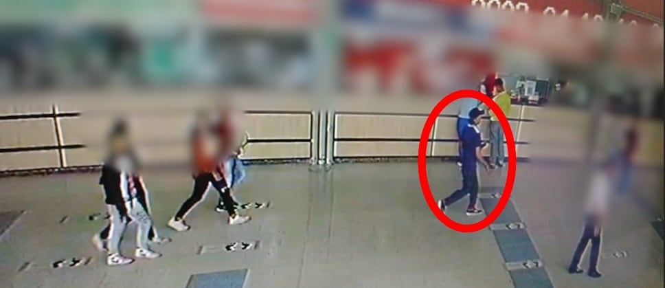 El reclutador fue visto junto a los adolescentes en terminales de transporte.