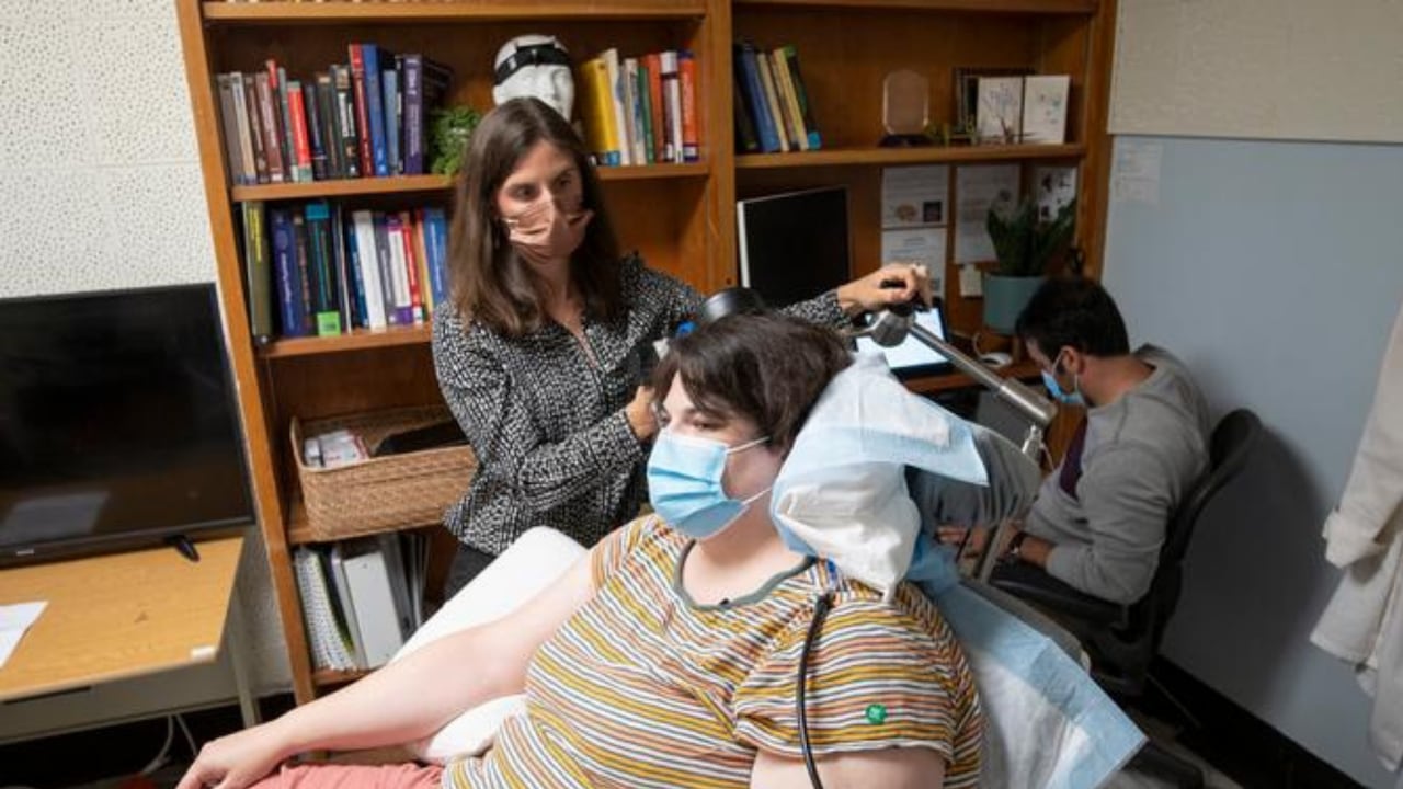 Sarah, participante del ensayo clínico, en una cita con la doctora Katherine Scangos, en el Instituto Psiquiátrico Langley Porter de la Universidad de California San Francisco (UCSF).