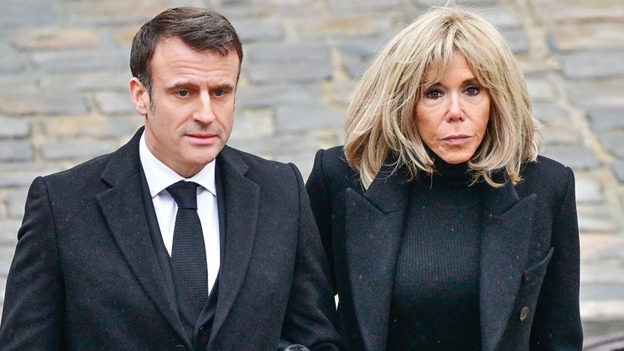 Los rumores sobre la primera dama han generado una tormenta mediática en Francia. El mandatario ha defendido a su esposa, calificando los rumores como un ataque machista.