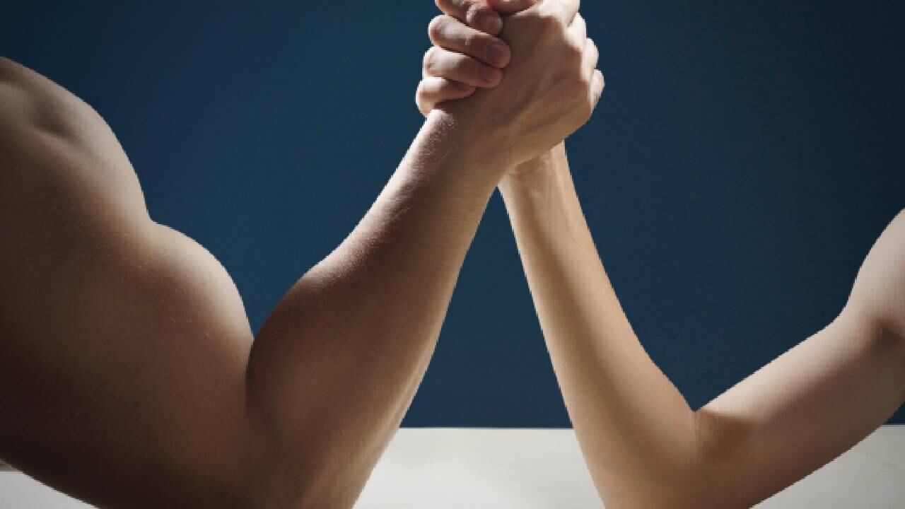 Bajo la 'virginidad jurada', las mujeres asumen roles de hombres (imagen de referencia).