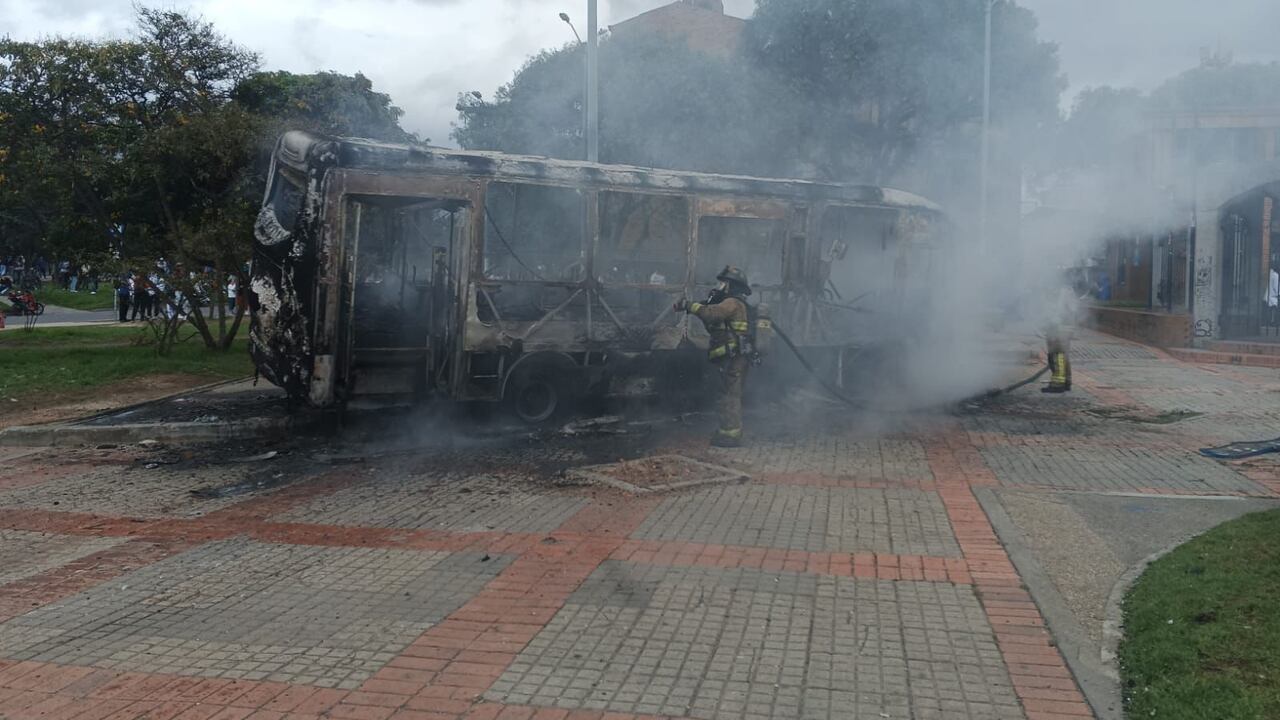 Bus del SITP incinerado