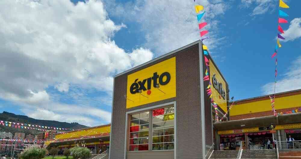 Grupo Éxito se consolidó como el supermercado de mayores ingresos en 2020 con $ 12,2 billones. Esta cifra fue 4,4 % superior a la registrada en el 2019 cuando fue de $ 11,6 billones.