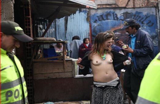 La Mona es un personaje muy conocida en toda la zona. Es una de las mil mujeres que habitan la llamada zona L del Bronx. Muchas de ellas son menores de edad.