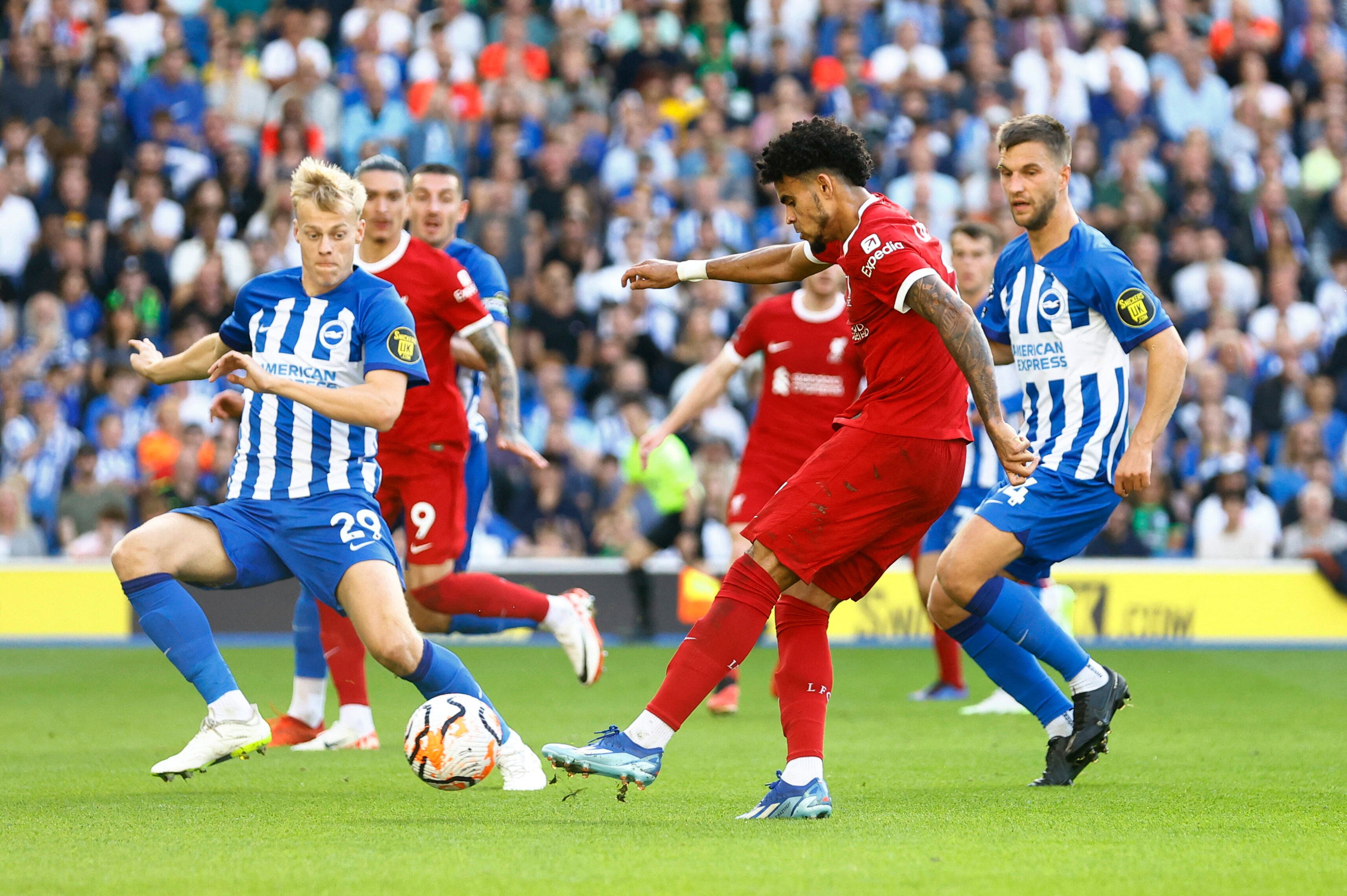 Luis Díaz rematando a portería.