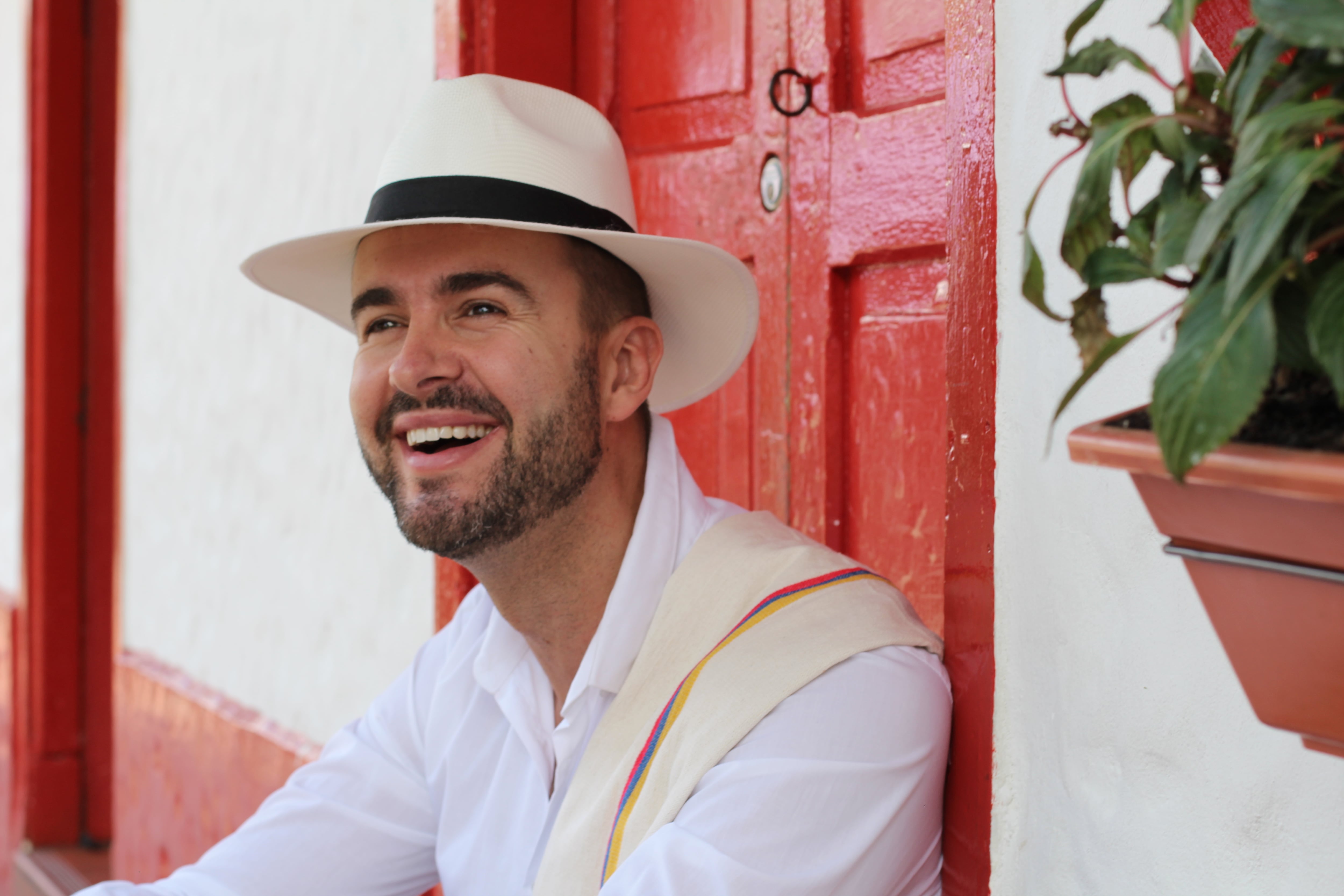 Hombre colombiano tradicional sonriendo de cerca