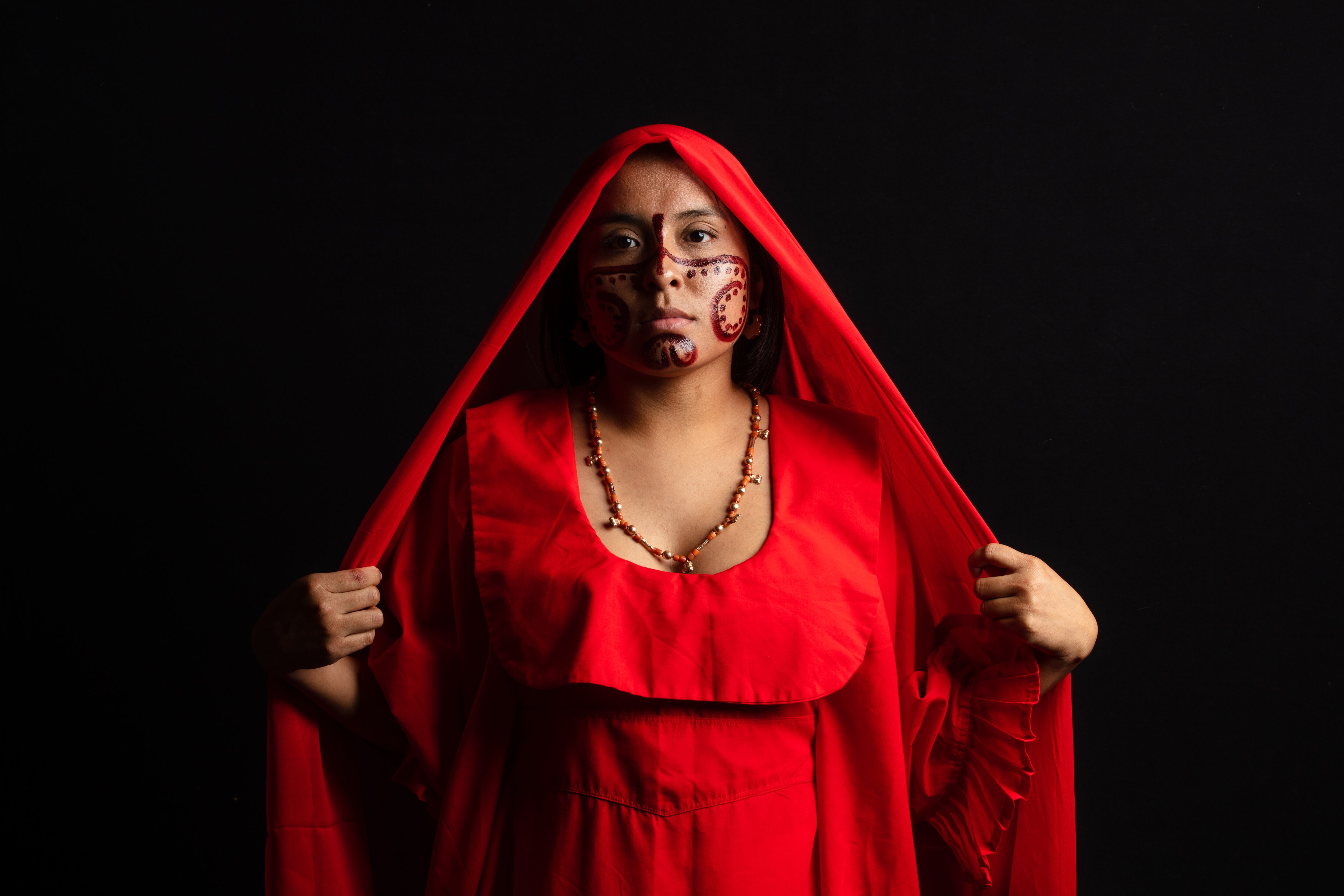 “Cuando vi que la historia original ocurre en una aldea pequeña del País Vasco, pensé que era posible trasladarla a nuestro país, a ese paisaje fabuloso de La Guajira, pensé que Nemorino podía ser un pescador, que la aparentemente frívola Adina perfectamente podría ser una princesa wayú, que el charlatán del Dulcamara está en nuestra cultura y que Belcore debería ser un coronel de esos de nuestras guerras, como el coronel Buendía”, dijo Cabrera a SEMANA.