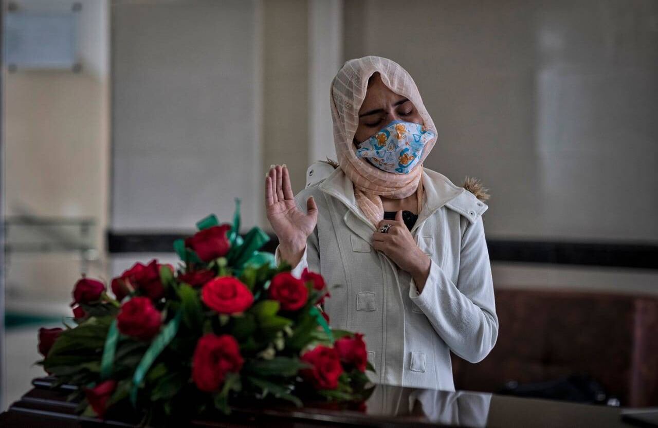 A finales de febrero estas dos mujeres viajaron desde Leticia, Amazonas, a Bogotá para acompañar a su familiar Carlos Javier Rodríguez, un hombre de 58 años que tenía una afección en el hígado y que fue remitido en avioneta ambulancia a la Clínica Centenario, en el centro de la capital. Foto: Esteban Vega La-Rotta/SEMANA