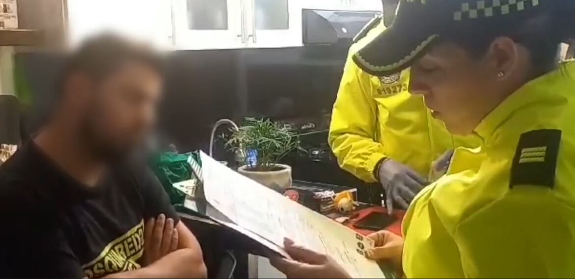 La Policía capturó a civiles y miembros activos y en retiro de la institución que harían parte de la mayor red de contrabando de Colombia.