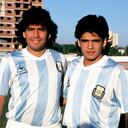 Diego Maradona y Hugo Maradona posan con la camiseta de la Selección Argentina en 1986