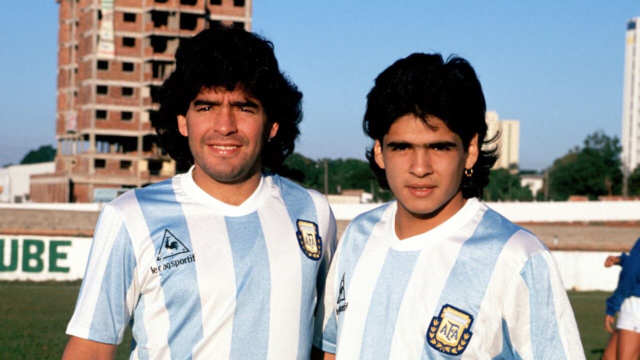 Diego Maradona y Hugo Maradona posan con la camiseta de la Selección Argentina en 1986