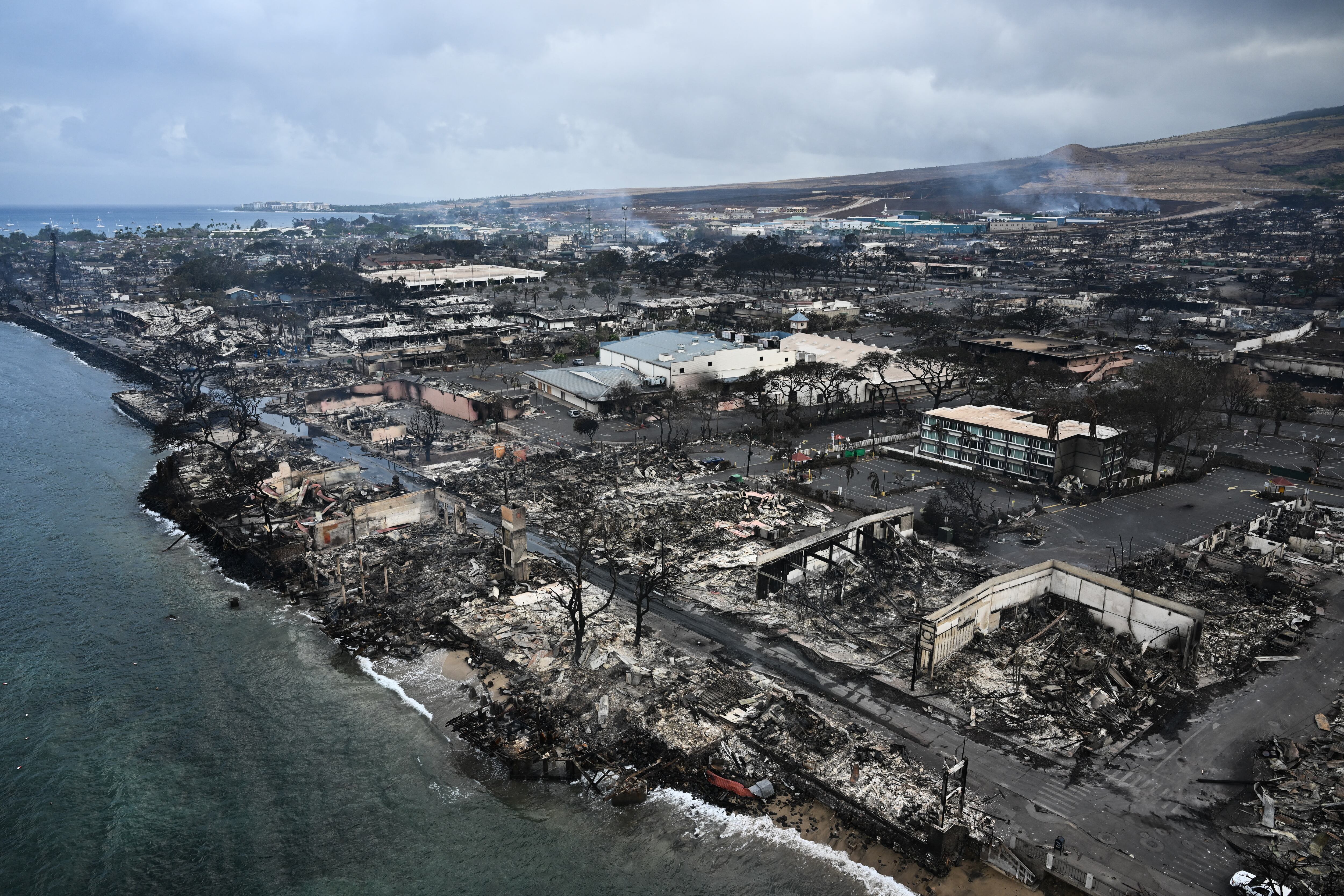 Casas y edificios destruidos en el paseo marítimo quemados hasta los cimientos en Lahaina después de los incendios forestales en el oeste de Maui, Hawái.