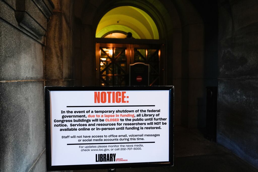 Un cartel anuncia el cierre de la Biblioteca del Congreso, el miércoles 1 de octubre de 2025, en Washington, el primer día de un cierre parcial del gobierno. (Foto AP/Julia Demaree Nikhinson)