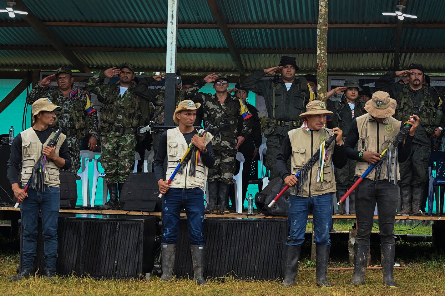 En la foto se observa a miembros de la Guardia Campesina Losada-Guayabero -con sus bastones, chalecos y sombreros característicos- en el evento de la disidencias en los llanos del Yarí, al cual asistió Iván Mordisco.