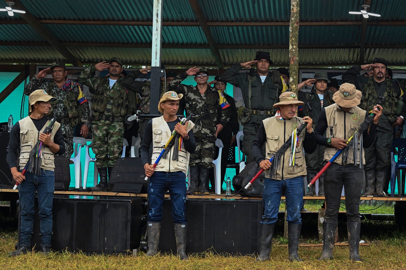 En la foto se observa a miembros de la Guardia Campesina Losada-Guayabero -con sus bastones, chalecos y sombreros característicos- en el evento de la disidencias en los llanos del Yarí, al cual asistió Iván Mordisco.
