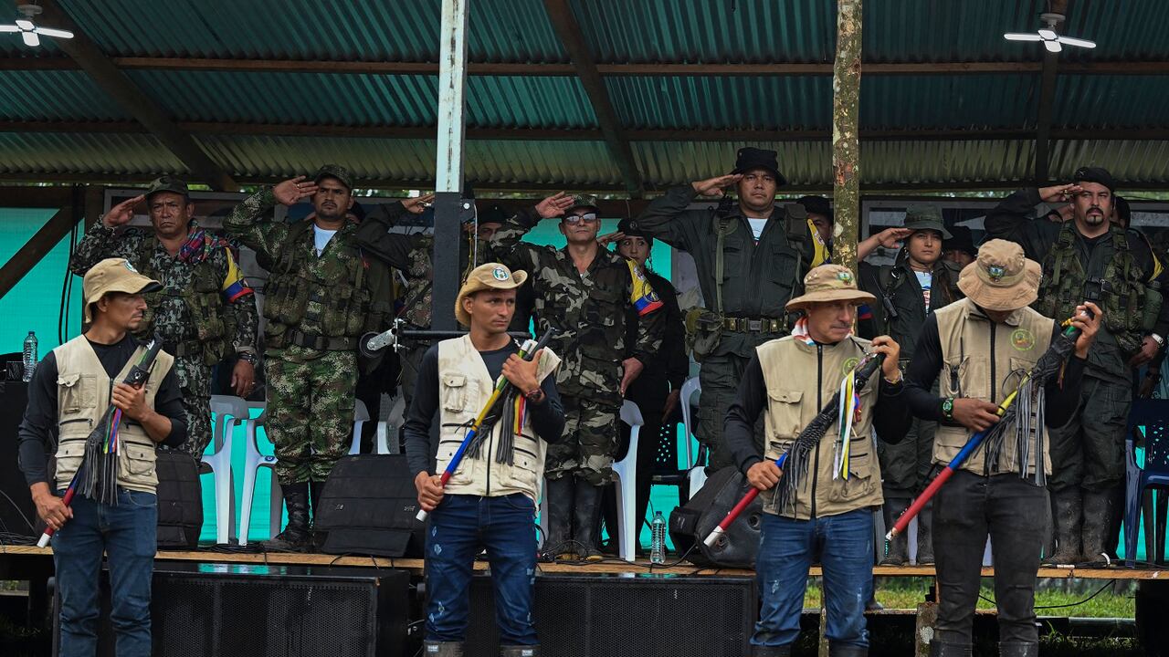 En la foto se observa a miembros de la Guardia Campesina Losada-Guayabero -con sus bastones, chalecos y sombreros característicos- en el evento de la disidencias en los llanos del Yarí, al cual asistió Iván Mordisco.