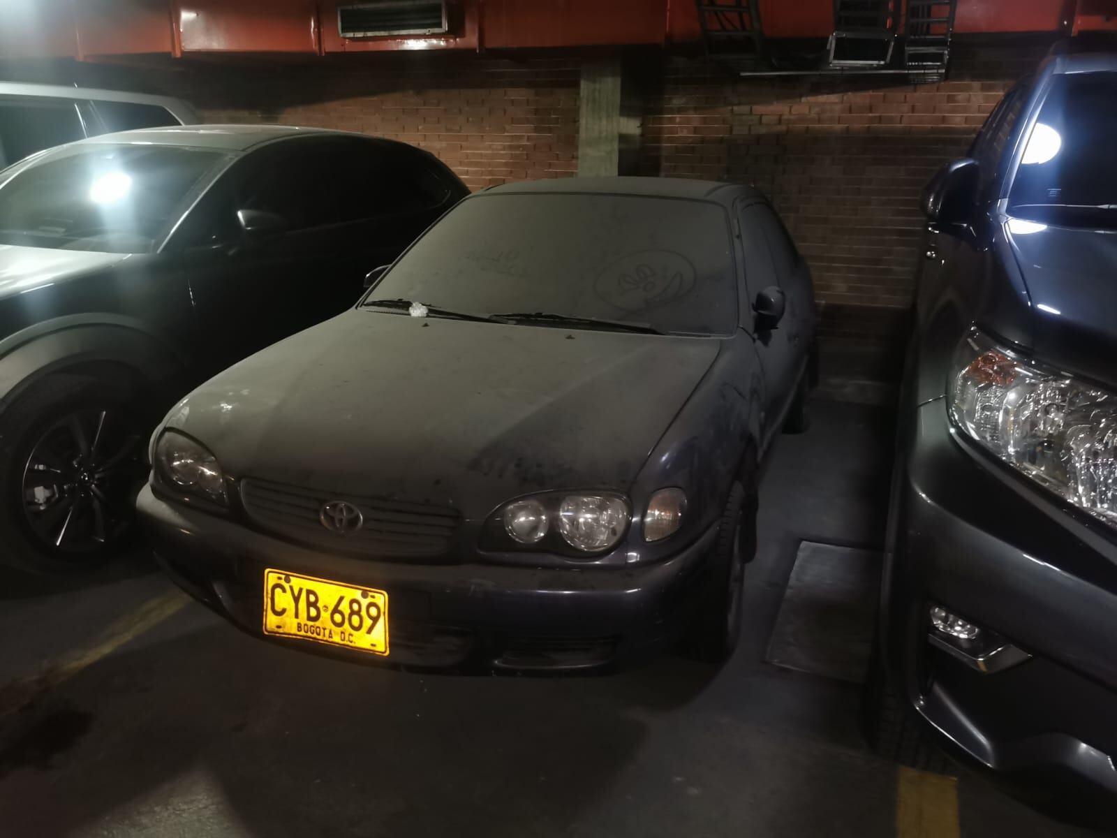 Carro abandonado en parqueadero del Congreso.