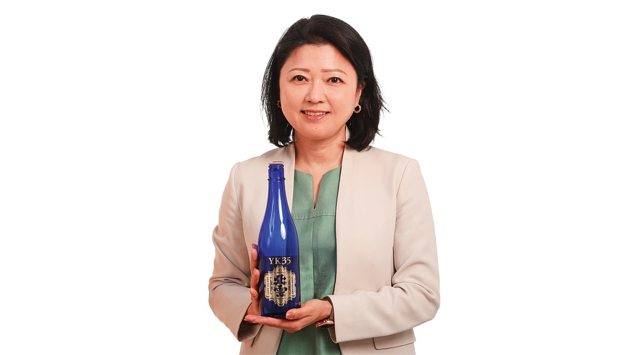 Mika Onishi, directora representante de Miss Sake Association.