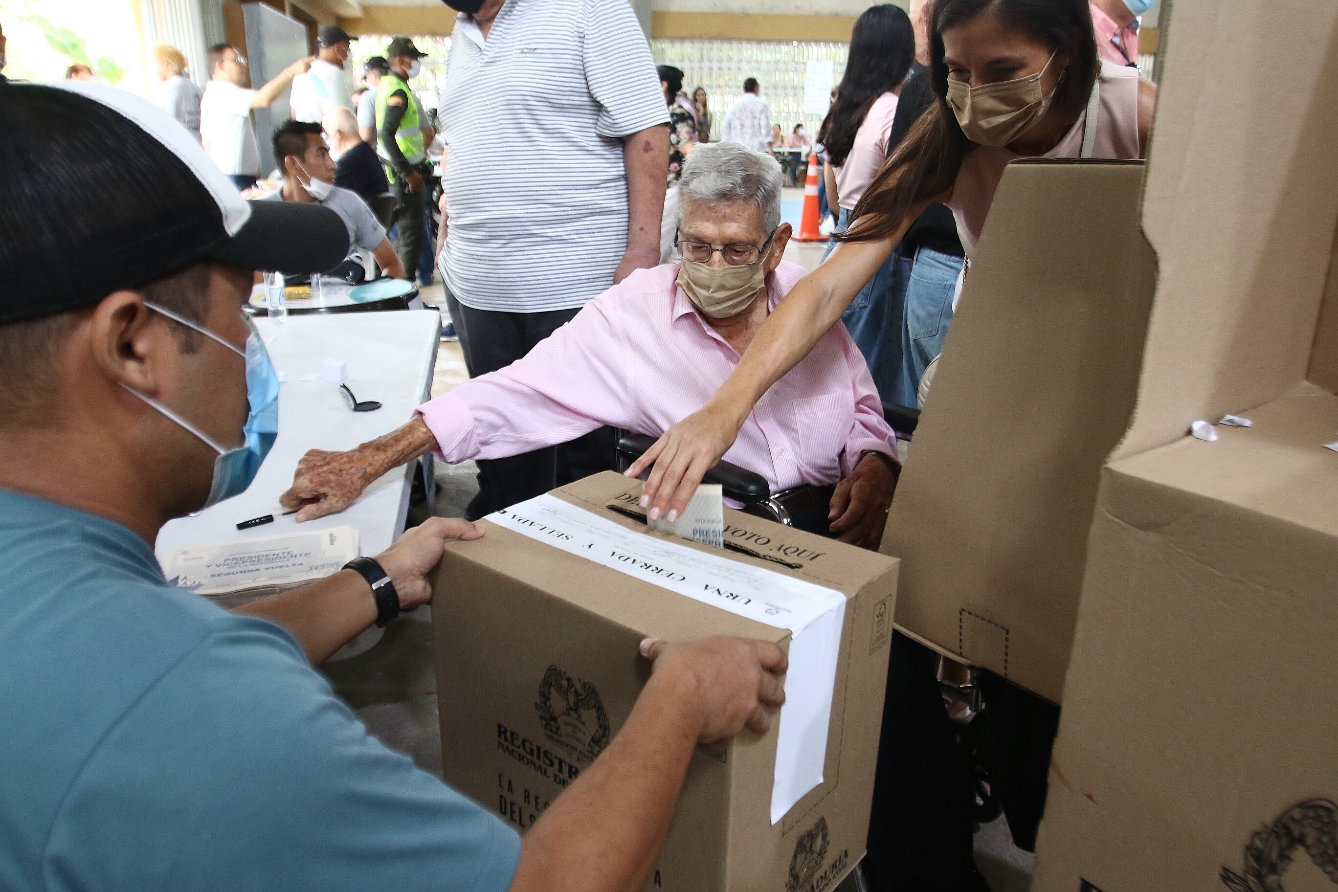 Votación, voto, elecciones, gente votando, urnas, puesto de votación, mesa