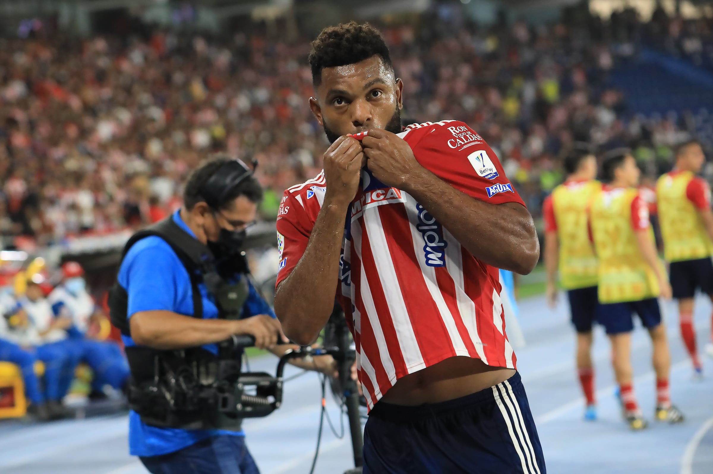 BARRANQUIILLA - COLOMBIA, 21-05-2022: Miguel Borja del Junior celebra después de anotar el primer gol de su equipo durante partido entre Atlético Junior y Atlético Nacional por la fecha 1 de los cuadrangulares semifinales como parte de la Liga BetPlay DIMAYOR I 2022 jugado en el estadio Metropolitano Roberto Melendez de la ciudad de Barranquilla. / Miguel Borja of Atletico Junior celebrates after scoring the first goal of his team during match between Atletico Junior and Atletico Nacional for the date 1 of the quadrangulars semifinals as part of BetPlay DIMAYOR League I 2022 between Atletico Junior and Atletico Nacional played at Metropolitano Roberto Melendez stadium in Barranquilla city city. Photo: VizzorImage / Jairo Cassiani / Cont