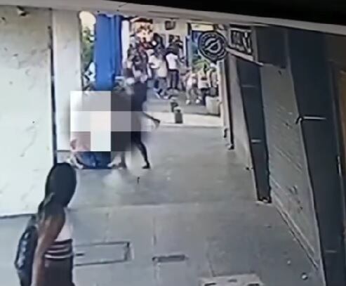 En plena zona turística de Buenaventura, una mujer atacó a puñaladas a un hombre.