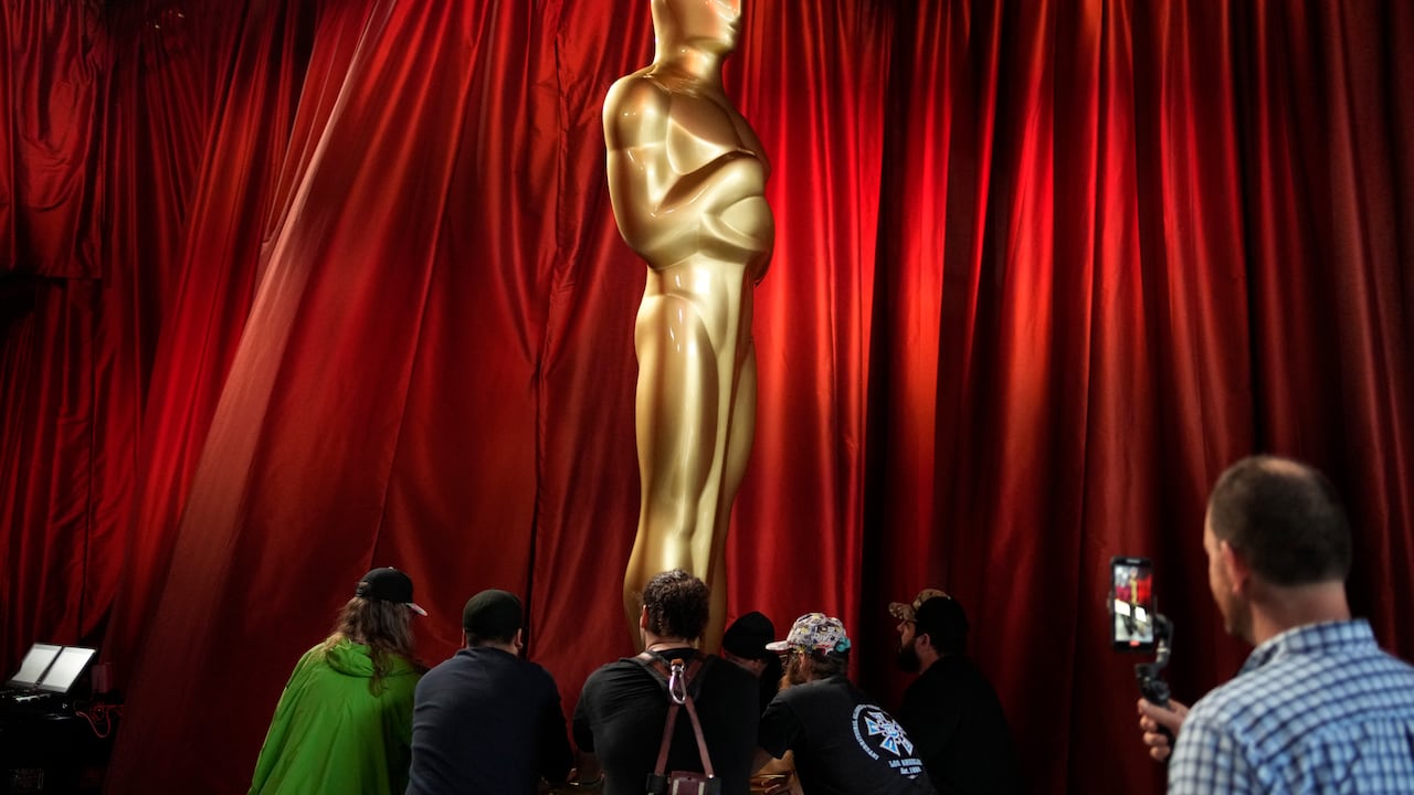 Los trabajadores mueven una estatua de los Óscar durante los preparativos para la 95.ª entrega de los Premios de la Academia el sábado 11 de marzo de 2023 en Los Ángeles. (AP Photo/John Locher)