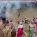 Mujeres ponen heno en llamas en la casa del acusado en el caso del video viral de Manipur.