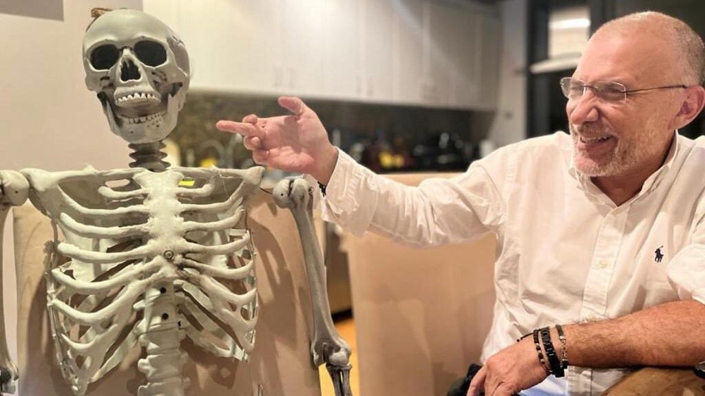 Roy Barreras le hace un curioso gesto a 'la muerte'.