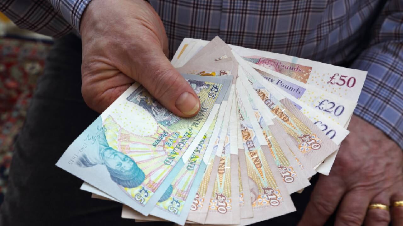 Al año este hombre devenga más de 200.000 libras esterlinas (imagen de referencia).