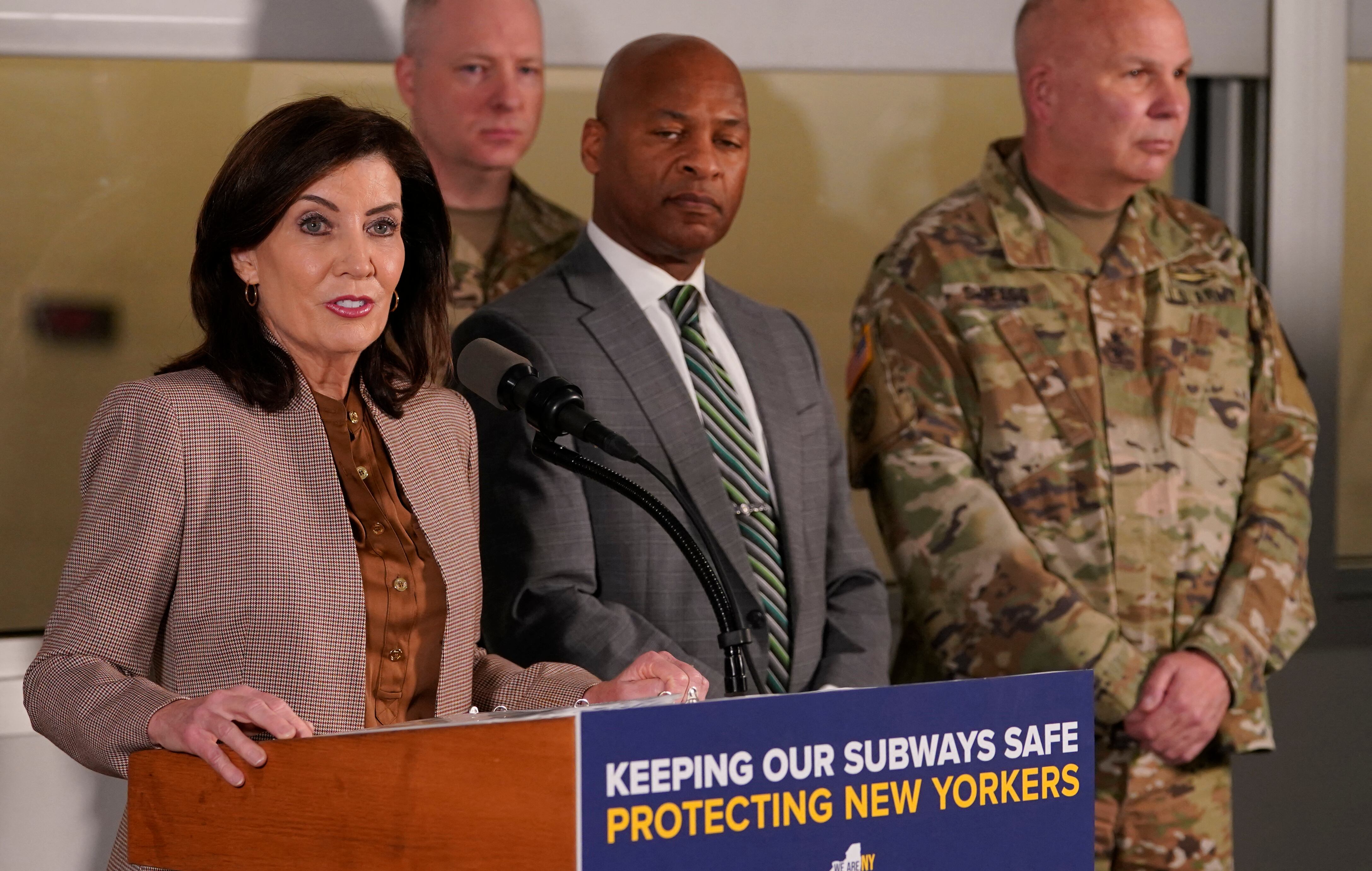 La Gobernadora de Nueva York Kathy Hochul (L), con el Superintendente Interino de la Policía Estatal Steven James (C) y el General Adjunto de la Guardia Nacional de Nueva York, el General de División Ray Shields (R), celebra una conferencia de prensa, el 6 de marzo de 2024, en el New York El Centro de Control Ferroviario de la Autoridad de Transporte Masivo de la Ciudad anunciará el despliegue de soldados de la Guardia Nacional y agentes de la Policía Estatal en el sistema de metro para combatir la delincuencia en el metro.