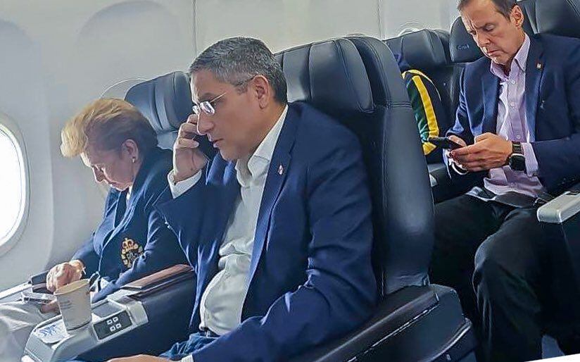 Los expresidentes tuvieron que bajarse del avión que se dirigía a Caracas