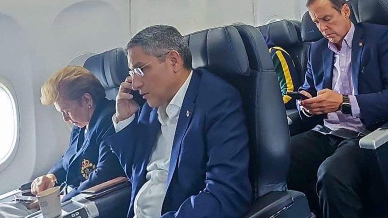 Los expresidentes tuvieron que bajarse del avión que se dirigía a Caracas