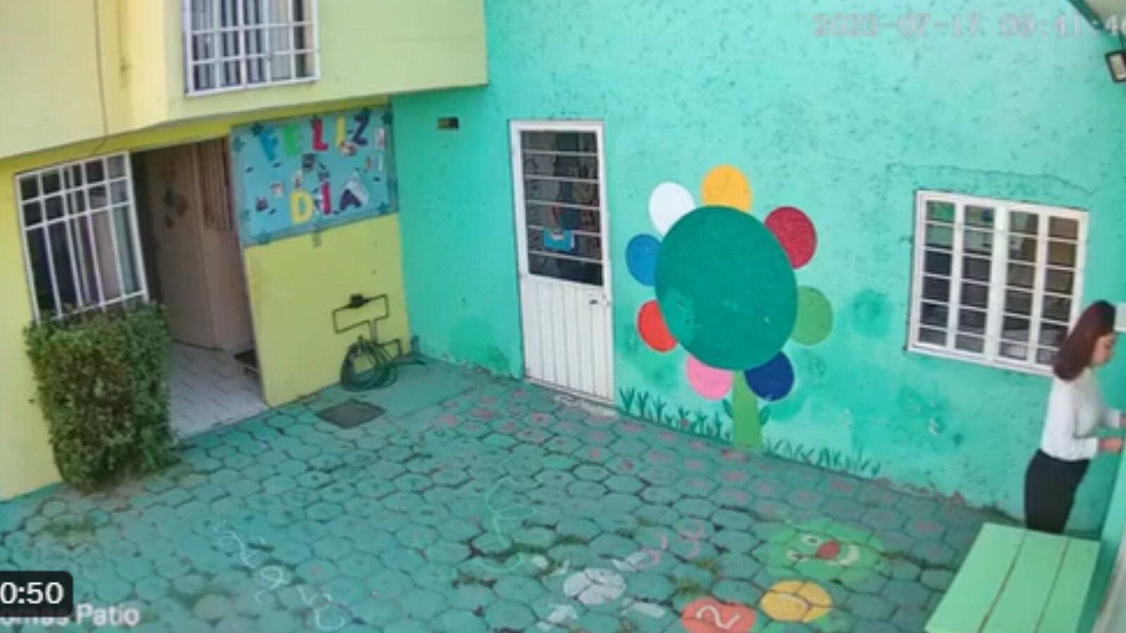 El video muestra la rudeza de los adultos al agredir a la maestra.