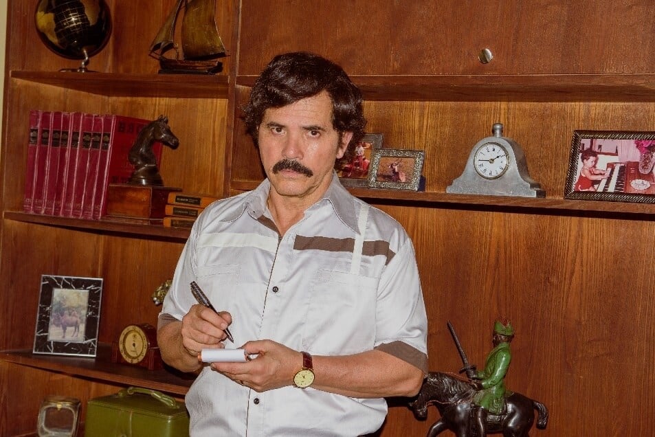 La nueva serie dramática, que narra la infancia del hijo de Pablo Escobar Gaviria, presenta un amplio reparto de personajes que incluye a la familia Escobar y a los sicarios contratados para protegerlo,