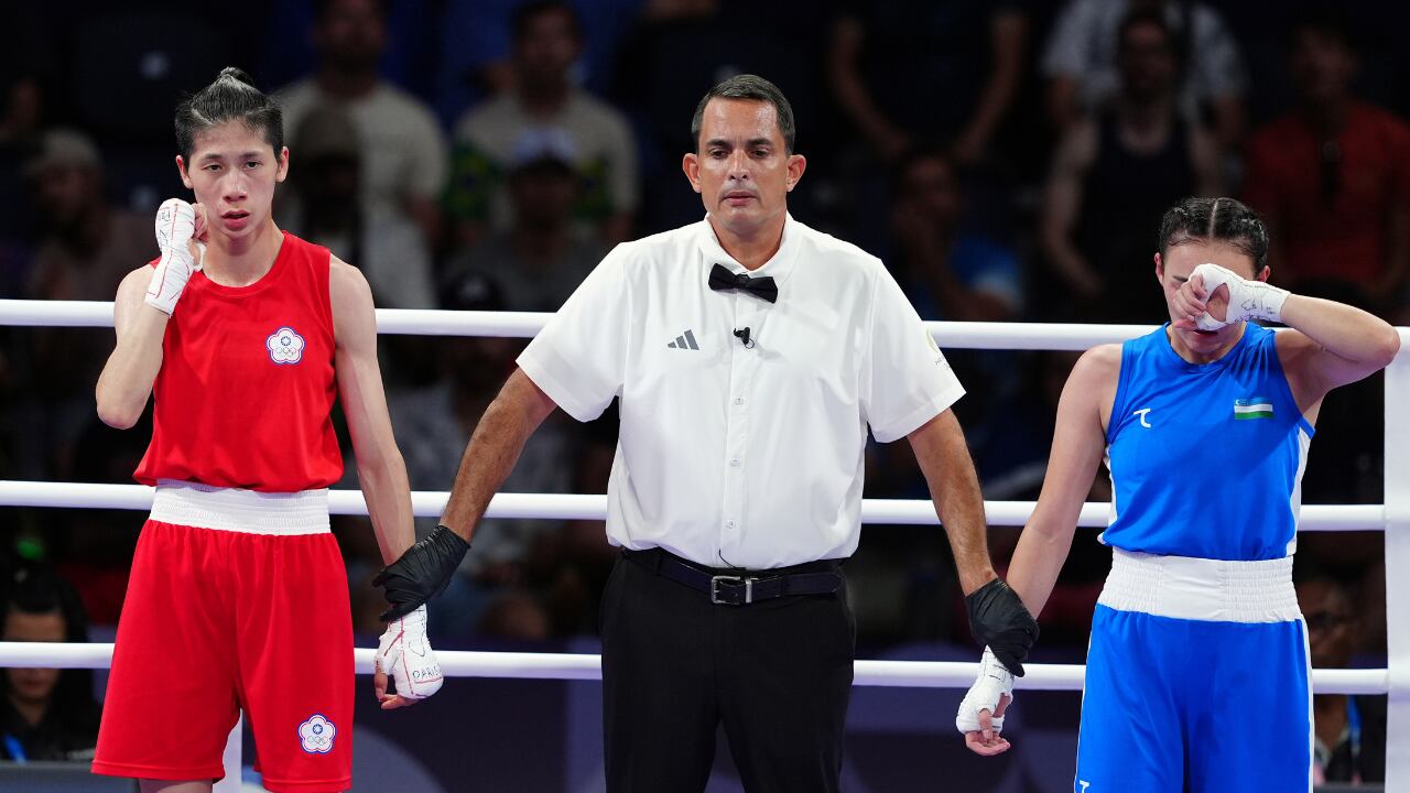 Lin Yu Ting, de China Taipei (izq.), es declarada vencedora tras el combate femenino de 57 kg - Preliminares - Octavos de final contra Sitora Turdibekova, de Uzbekistán, en la rena Norte de París, en la séptima jornada de los Juegos Olímpicos de París 2024, en Francia.