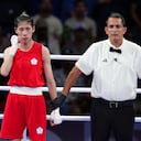 Lin Yu Ting, de China Taipei (izq.), es declarada vencedora tras el combate femenino de 57 kg - Preliminares - Octavos de final contra Sitora Turdibekova, de Uzbekistán, en la rena Norte de París, en la séptima jornada de los Juegos Olímpicos de París 2024, en Francia.