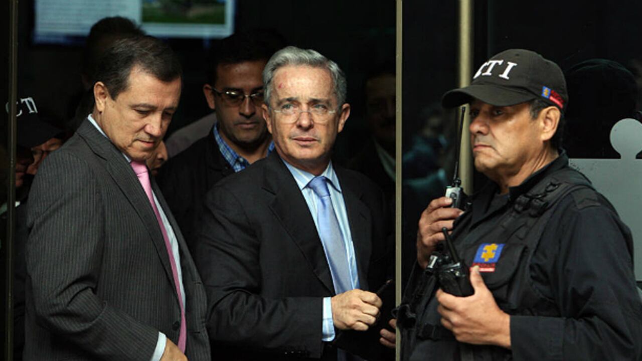 Crónica de la fugaz y sonora visita del expresidente al búnker.