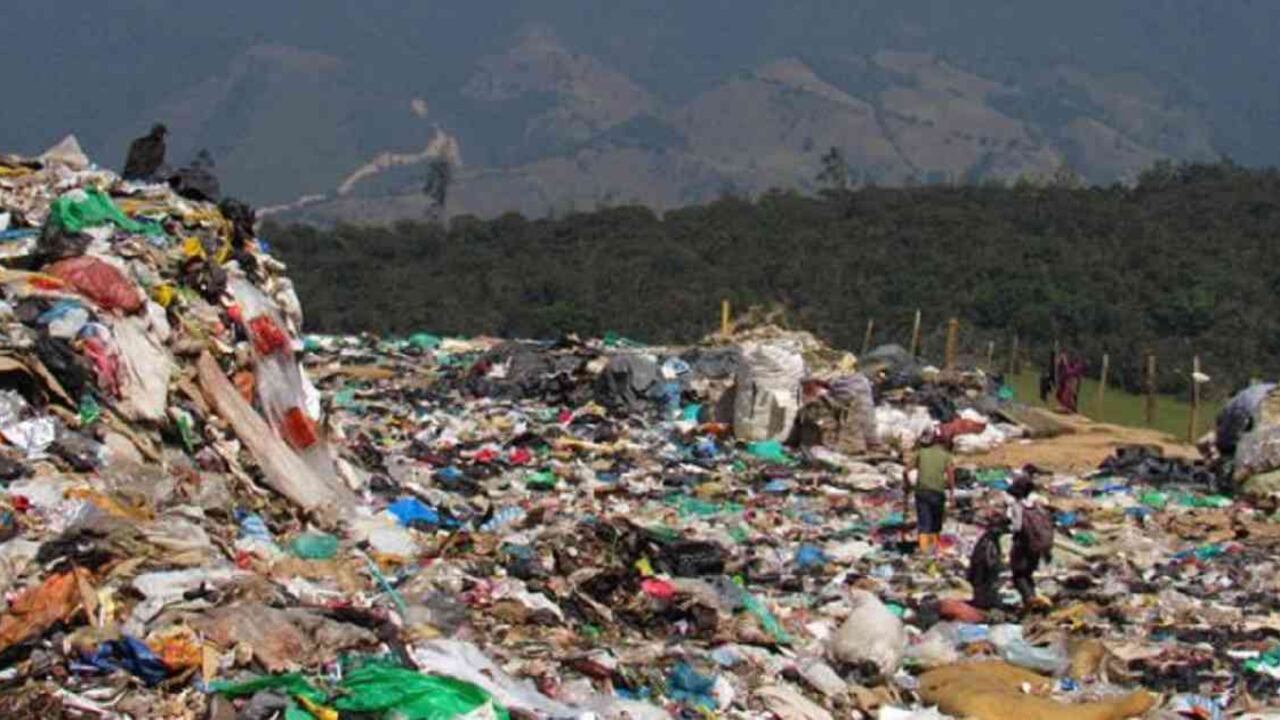En este basurero más de 40 personas mantienen buscando entre los desechos productos de reciclaje. Foto tomada de La Opinión- Roberto Ospinon