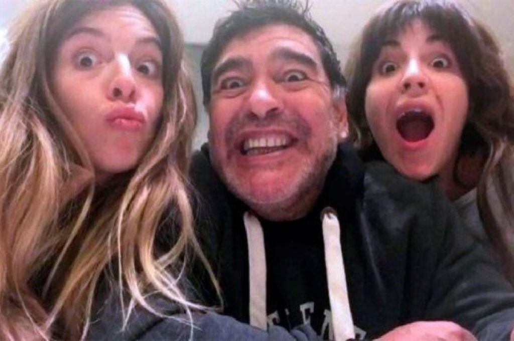 Diego Armando Maradona y sus hijas Dalma y Giannina