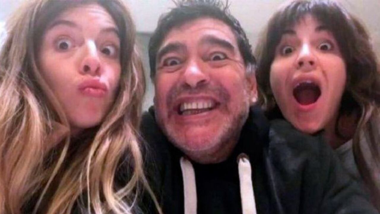 Diego Armando Maradona y sus hijas Dalma y Giannina