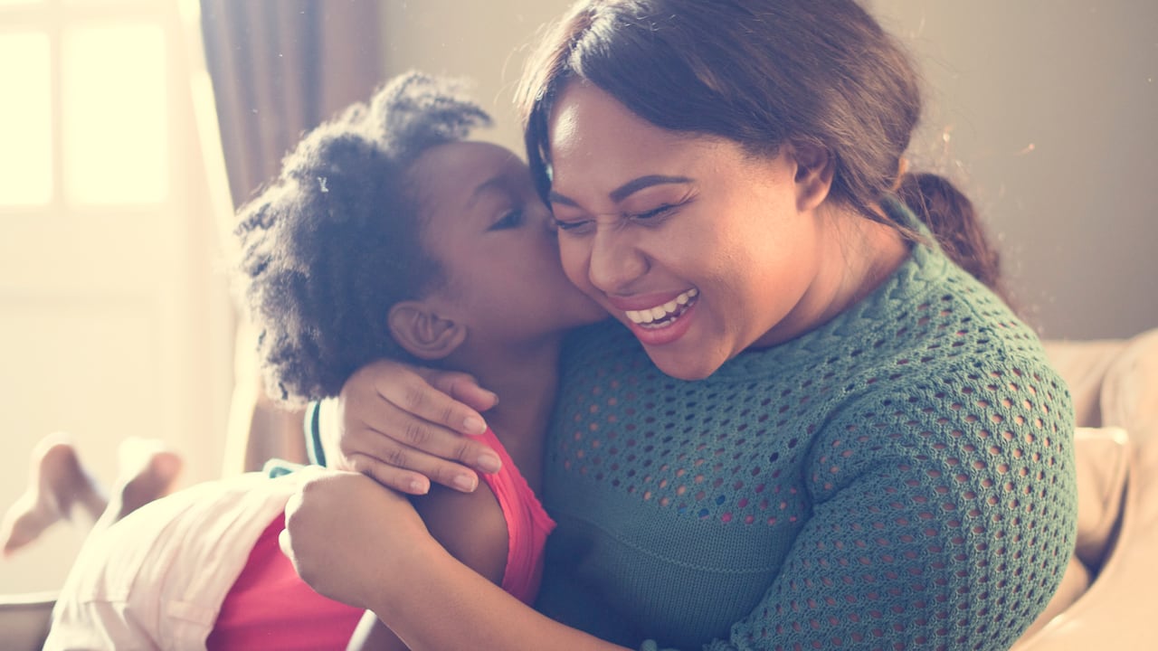 Entender la emocionalidad detrás de fechas como estas es tan importante como tener una buena estrategia digital. Porque no se trata solo de vender flores, perfumes o experiencias: se trata de honrar vínculos.
