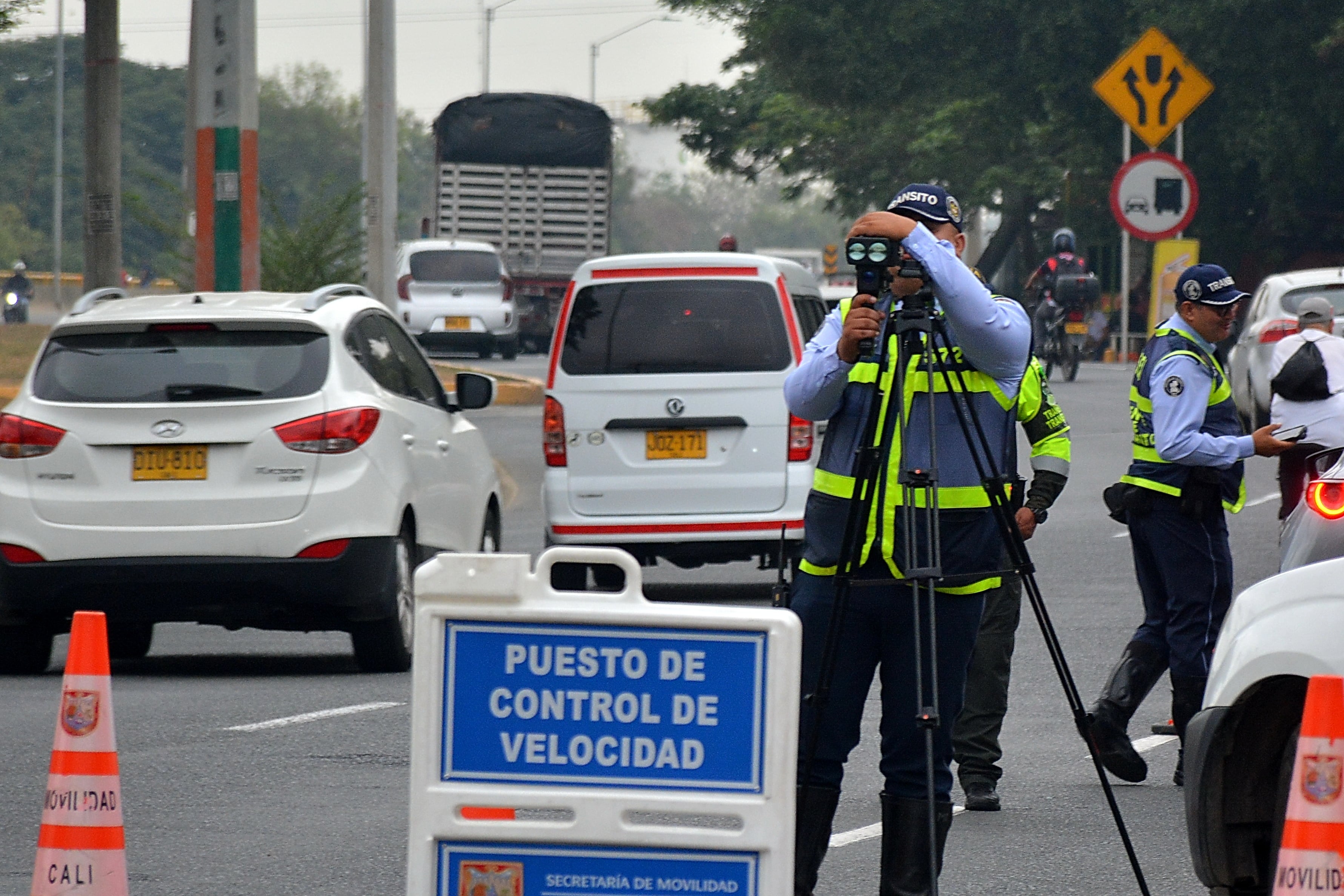 Operativos de control de velocidad en la recta Cali Palmira. Foto Jorge Orozco / El País