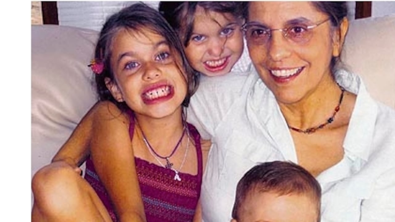 Silvia Galvia con sus nietas Mariana y Sofía, y su nieto Sebastián.