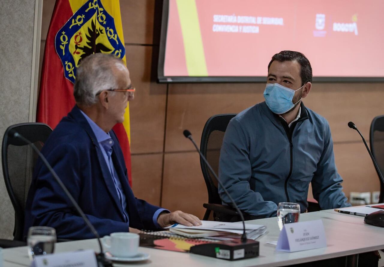 El alcalde de Bogotá, Carlos Fernando Galán, y el ministro de Defensa, Iván Velásquez, lideraron un consejo de seguridad en la capital del país.