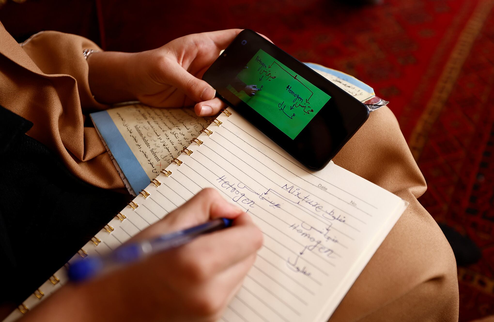 Niñas y mujeres afganas están desesperadas por volver a clase