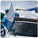 Un vehículo tuvo que poner carteleras para que lo dejaran pasar. Atendía una mujer gestante.