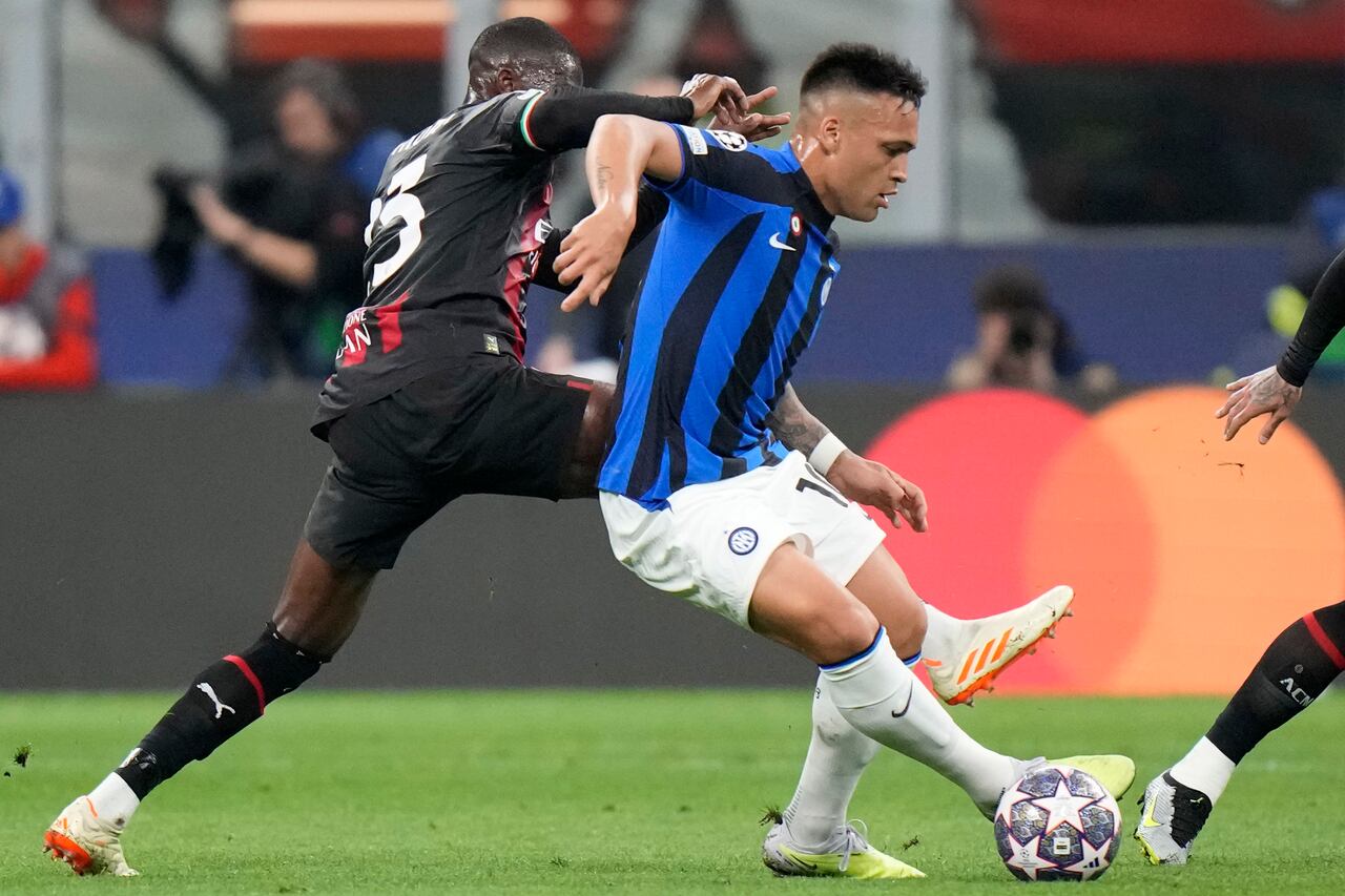 AC Milan's Fikayo Tomori, left, and Inter Milan's Lautaro Martinez challenge for the ball during the Champions League semifinal first leg soccer match between AC Milan and Inter Milan at the San Siro stadium in Milan, Italy, Wednesday, May 10, 2023. (AP Photo/Luca Bruno)